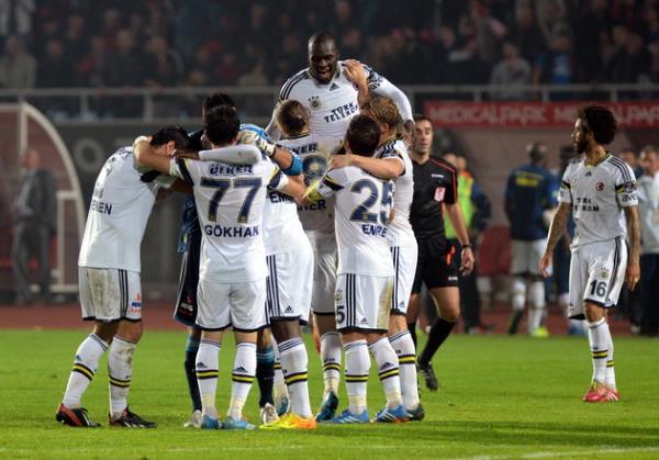 SON DAKKA: Dnden beri TT Arena'da krmz kart gstermeye devam eden Halis zkahya, Sow'un golnden sonra evine gitti