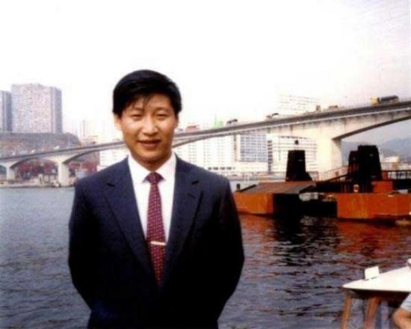 <p><b>Xi Jinping, Komnist in Partisi Genel Sekreteri</b></p>    Komnist Parti'nin kurucularndan Xi Zhongxun'un olu xi Jinping, 20'lerine kadar Liangjiahe'nin dnda bir kasabada yaad.