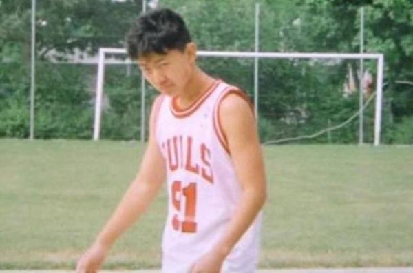 <p><b>Kim Cong-n, Kuzey Kore Ulusal Lideri</b></p>    Sembolik nedenlerden dolay doum tarihi 1982 olan Kuzey Kore Lideri, gizemlerin arasna saklanm durumda. Baz kaynaklar svire'de eitim aldn sylese de tabii ki de gerek olup olmadn bilemiyoruz. Bildiimiz ey Kim ll-sung Askeri niversitesi'nde eitim ald ve babasnn yannda yetitii. 2011 ylnda babasnn vefatnn ardndan baa gelen Kim Cong-n, koyu bir Chicago Bulls taraftar. Dennis Rodman' ok seven devlet bakan, basketbolcunun Kuzey Kore'ye yapt bir ziyaret srasnda tant syleniyor...