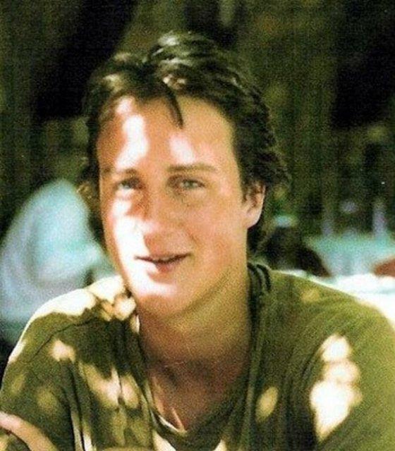 <p><b>David Cameron, ngiltere Babakan</b></p>    Oxford'daki Brasenose College'dan mezun olduktan sonra, Cameron sac partiler zerine aratrmalar yapt. Merkez Sa Ofisi'nde alkanl tannan Cameron, okulda gece hayatna dknl ve haylazlklaryla tannyordu.