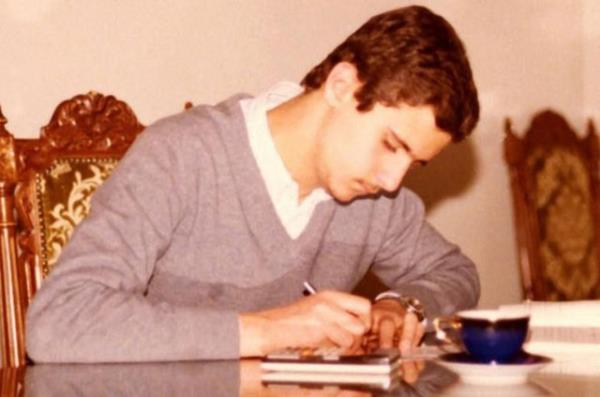 <p><b>Bear Esad, Suriye Devlet Bakan</b></p>    20'li yalarnn banda am niversitesi'nde tp okuyan Bear Esad, 1988 ylnda mezun oldu. am'n dnda bir hastanede gz doktoru olmak iin almalarna devam eden Esad'n planlar arasnda politika hi yoktu...