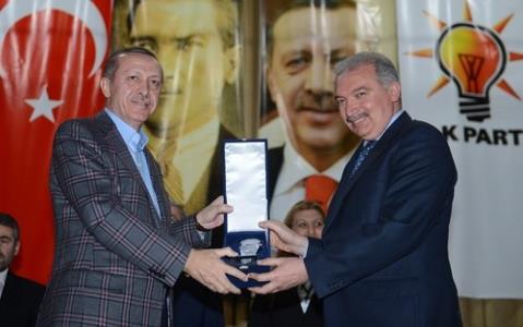 Baakehir'de Antalyal Bakan Mevlt Uysal 'durmak yok yola devam diyecek' gibi grnyor.