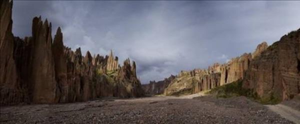 "lm Yolu" olarak bilinen Kuzey Yungas Yolu 61 - 69 km uzunluunda, La Paz'dan Coroico'ya (Bolivya bakentinden Amazon blgesine) uzanyor.