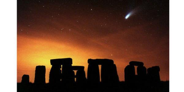 Sebep, resimde ngiltere'de bulunan Stonehenge'in zerinden geerken grlen Hale-Bopp kuyruklu yldzn kullandna inandklar UFO'nun kendilerini de kurtaracayd...