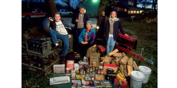 Resimde, bahsedilen kehanete kar nlem alan Head ailesi grlyor...