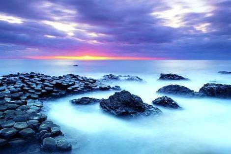 Devin Geidi, Kuzey rlanda 1692 ylnda kefedilen ve bugn Birlemi Milletler Eitim, Bilim ve Kltr rgt?nn (UNESCO) Dnya Miras Listesi'nde yer alyor. Devin Geidi, yaklak 40 bin volkanik ta stunun birbirine skca kenetlenmesinden oluuyor.