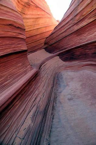 Dalga, ABD ABD?nin Arizona ile Utah eyaletleri arasndaki blgede bulunan bu olaanst doal yap, kumtann 190 milyon ylda oluturduu kayalardan meydana geliyor.
