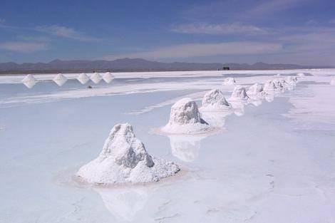 Salar de Uyuni, Bolivya Salar de Uyuni, Bolivya'nn gneybatsnda kalan dev bir tuz gl. Gln zellii, sadece bir kar yksekliindeki sularn gkyzn bir ayna gibi yanstmas. Bu zellii Salar de Uyuni'yi dnyann en byk yer aynas haline getiriyor.