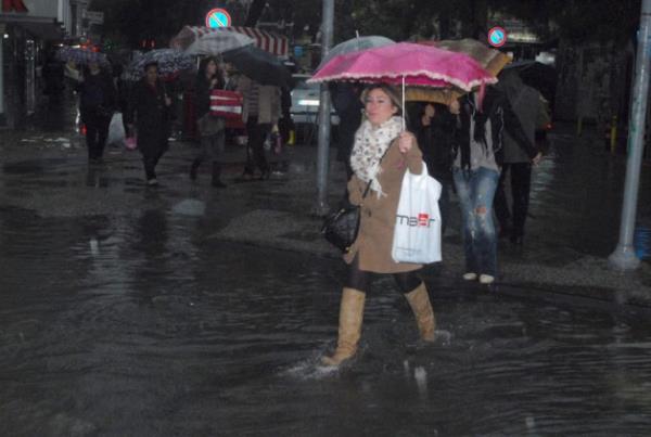 Onlarca araba yolda kalrken birok meydan ve sokak trafie kapatld.