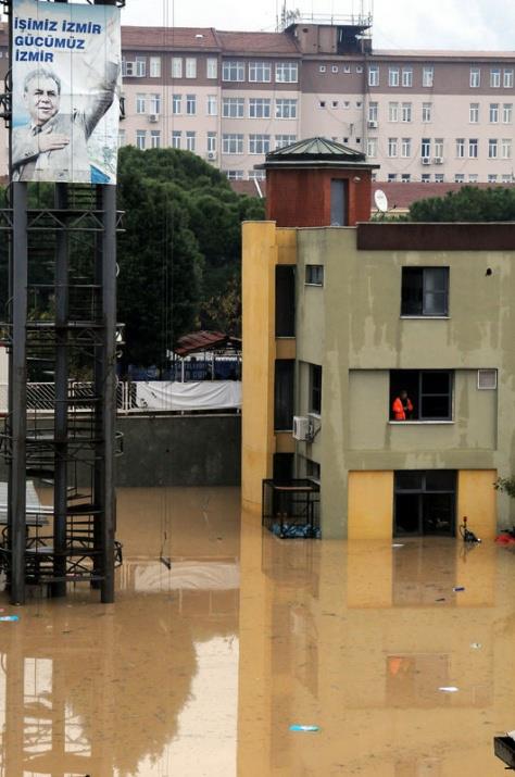 Ana cadde, bulvar ve sokaklarn tamamen su altnda kald ehirde insanlar ilerine, okullarna gidemedi.