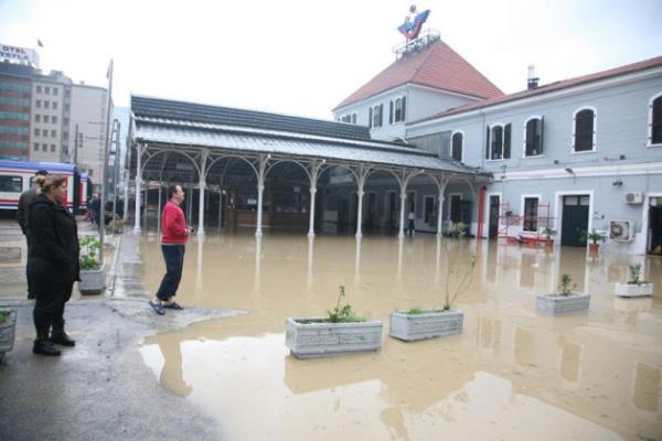 zmir'de sabah saatlerinde balayan iddetli yamur, gnlk hayat fel etti