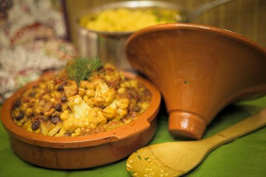 zellikle Magrip mutfanda kullanlan ve 'tajin' denilen kapakl toprak kaplarda piirilen karnabaharl, nohutlu bir lezzet.