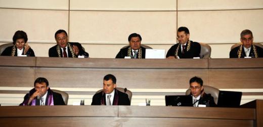 <p><b>Anayasa Mahkeme yeleri</b></p>    25 YIL 5.629,88  <p>26 YIL 5.665,55</p>  27 YIL 5.701,21  <p>28 YIL 5.736,88</p>  29 YIL 5.772,54  <p>30 YIL 5.736,88</p>  31 YIL 5.843,88  <p>32 YIL 5.879,54</p>  33 YIL 5.915,21  <p>34 YIL 5.950,88</p>  35 YIL 5.986,54  <p>40 YIL 6.164,87</p>  45 YIL 6.343,20  <p>50 YIL -</p>  25 YIL KRAMYE 85.735,98  <p>30 YIL KRAMYE 102.883,17</p>