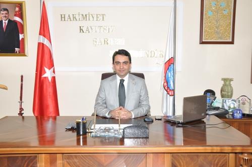 <p><b>YAAR BAHEC KMDR?</b></p>    1975 ylnda Krehirde dodu, ilk, orta ve lise renimini Krehirde tamamlad. 1997 ylnda Nide niversitesi Mhendislik Mimarlk Fakltesi naat Mhendislii blmnden mezun oldu. 27 Mays 2006 tarihinde AK Parti l Bakan oldu. 01 Aralk 2008 tarihinde Krehir Belediye Bakan Aday olmak iin bu grevinden ayrld. 29 Mart 2009 tarihinde yaplan Mahalli dareler seimlerinde Krehir Belediye Bakan oldu. Evli ve bir ocuk babasdr.