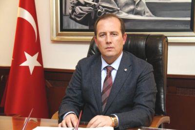 <p><b>HARUN KARACAN KMDR?</b></p>    1966 ylnda Eskiehir'de doan Harun Karacan, Karacan irketler Grubu Ynetim Kurulu Bakandr. Eskiehir Ticaret Odas Bakan ve Trkiye Odalar ve Borsalar Birlii Ynetim Kurulu yesidir. Karacan irketler Grubu Ynetim Kurulu Bakanln 1990'l yllarn banda Babas Ali Karacan'dan devralan Harun Karacan, irketinin kurumsallama srecini tamamlamtr. Harun Karacan i yaamndaki baarlarnn yan sra, birok sosyal sorumluluk projesine de imzasn att. nsani ilikilerindeki pozitif enerjisi ve oluturduu sinerjiyle i dnyasnn da takdirlerini kazand. 2009 ylnda Eskiehir Ticaret Odas Bakanlna seilen Harun Karacan, 2011 ylnda ise Trkiye Odalar ve Borsalar Birlii Ynetim Kurulu yesi oldu. Harun Karacan TOBB bnyesinde; Ticaret Odalar Konsey yesi, Petrol ve Petrol rnleri Sanayi Meclisi yesi, Gen Giriimciler Kurulundan Sorumlu Ynetim Kurulu yesi, Telekomnikasyon Kurulundan Sorumlu Ynetim Kurulu yesi, Bilgisayar ve letiim Teknolojileri Meclisinden Sorumlu Ynetim Kurulu yesi, Bilgisayar Meclisinden Sorumlu Ynetim Kurulu yesi, Medya ve letiim Meclisinden Sorumlu Ynetim Kurulu yesi olarak almalarn srdrmektedir.