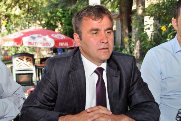 <p><b>ERCAN MEN KMDR?</b></p>    Ercan imen, 1966'da Gmhane'de dodu. lk ve ortaretimini de ayn ilde tamamladktan sonra "Anadolu niversitesi ktisadi ve dari Bilimler Fakltesi" "ktisat" blmnden mezun oldu. Ercan imen, evli ve iki ocuk babasdr.