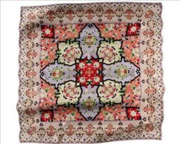 Yavuz Sultan Selim?in kaftan zerindeki desenleri inceleyerek "ellerini gkyzne am yakaran insan figr"ne ulaan Orakolu, yurtdnda bu kaftan zerine  konferans vermi. Sanatkrn desenler arasna ustaca gizledii figr, kutsal hazineleri stanbul'a tayan ve ilk Osmanl Halifesi unvann alan Yavuz'un slam esaslarn koruyucusu olduunu simgeliyor.