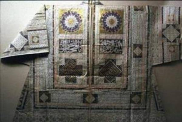 Sultan 3. Murat'a ait gmlekte ise Konya Mevlevihanesi'ni kuran eyh Sinaneddin Dede'nin padiahlarla kurduu iletiimi grmek mmkn. Sinaneddin Dede sadece gmlei yapan kii deil, dou seferine karken elini pp hatrn soran Yavuz Sultan Selim'e; "Seferden zaferle dneceksin; benim senden tek isteim dergha yardm etmendir." diyen ilgin bir kiilik.