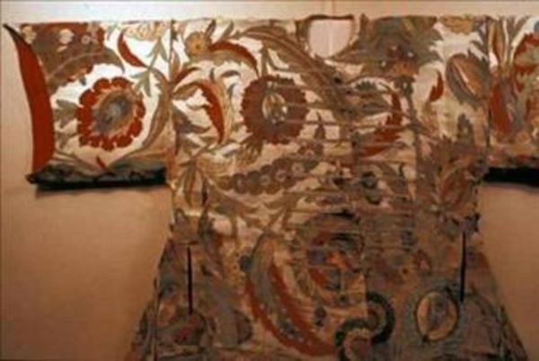 Mehlika Hanm'a gre, grsel bir illzyon halinde kimi zaman aka grnp kimi zaman da desenler arasnda yiten figr dorudan Yavuz Selim'e atfetmek de mmkn. nk ta kullanan tek Osmanl Padiah Yavuz.