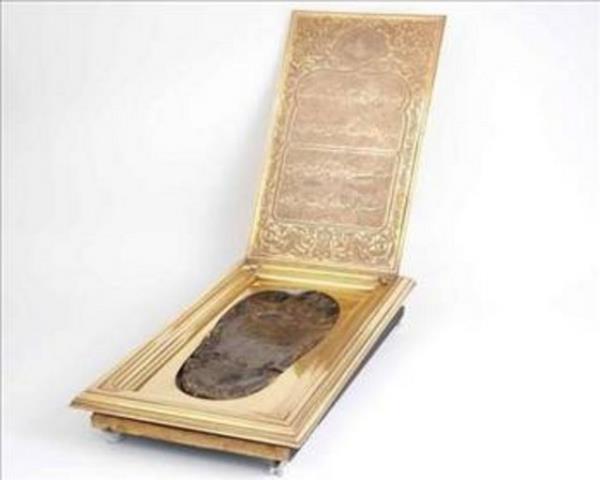 Ancak dier gmlekler zerinde de yine Peygamberimize ait Kadem-i Saadet ve Naln- Saadet motifleri kullanlm.