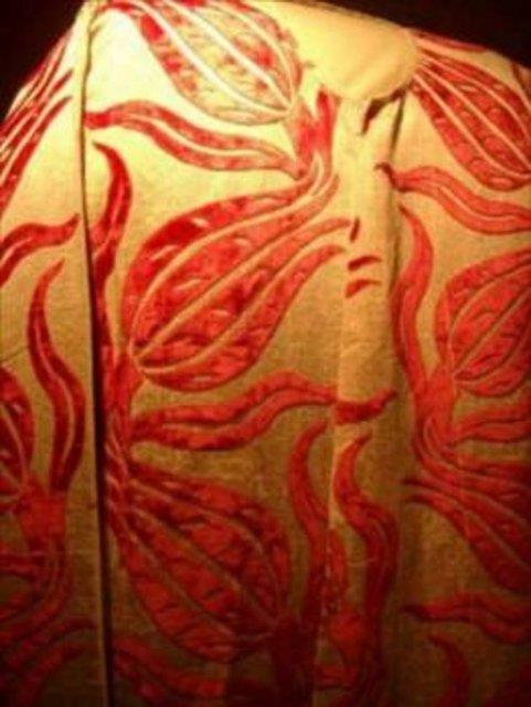 Gmleklerin hem dokumas hem de deseni itibariyle gerek bir sanat eseri olduunu kabul etmeliyiz. Dokuma zerine alanlar da 8 bin zg teliyle dokunan Glistan Kemha tekniini henz zemediler." Hlya Tezcan'n hazrlad Padiah Giysileri kitab nmzdeki gnlerde Kltr Bakanl tarafndan yaymlanacak.