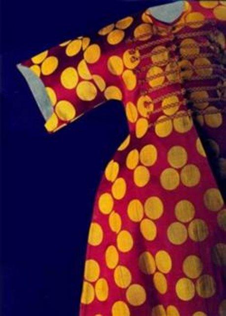 Hlya Tezcan yaklak 30 yldr gmlekler arasnda yaasa da tlsmlarn zmeye hi almam. "Bir ifre var, bu ak; ama o rakamlar ve harfleri zmek uzmanlk gerektirir. Kald ki, giysilerin zerindeki gubar hatla yazlan Arapa metinler bile daha okunmad.