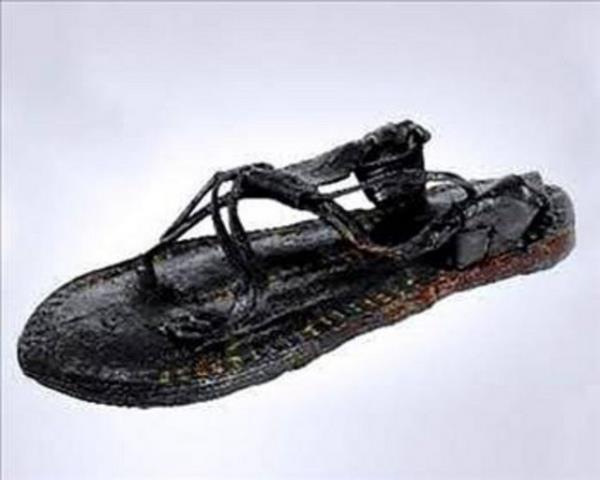 Tlsml gmlekler zerinde ska yer alan iki motif ise Hz. Ali'nin ucu atall klc "Zlfikr" ve ounlukla Musevi inancyla badatrlan Sleyman Mhr.