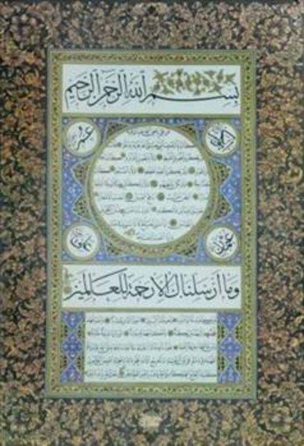 Hilye-i erif ve O'nun iin yazlan Kaside-i Brde'yle bezenmi drt gmlek yer alyor.