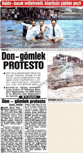 (1988) SHP Kars Milletvekili Mahmut Alnak, Yaknsu Buca ile 22 kyn ileyle balantsn salayan ldr kprsnn 1 yldr yaplmayn protesto iin, ay don-gmlek geti...Alnak'n ilgin protestosuna; ldr ve Yaknsu Belediye Bakanlar ile SHP Kars l ve Merkez le Bakanlar da katld