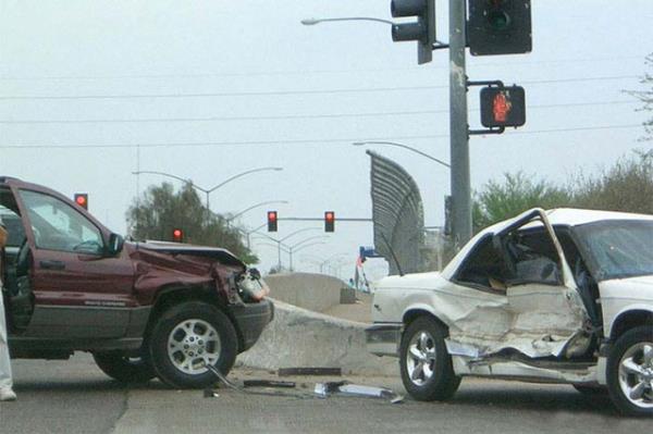 Geirdii bir trafik kazasndan sonra kanlar iinde kp,arplm arabasna zlr.