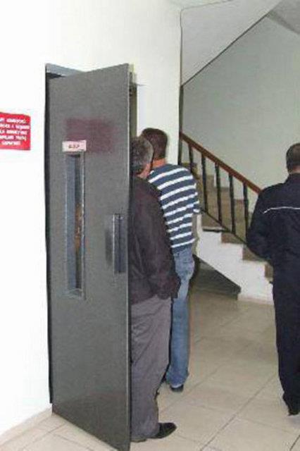 3 Kiilik asansre 5 kii binebilmektir.