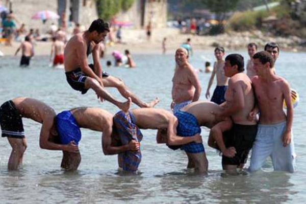 Denizde 'deve grei' yapabilmek ve uzun eek oynayabilmektir.