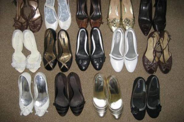 Gelen misafirlerin kap nndeki ayakkablarn dz evirmektir.