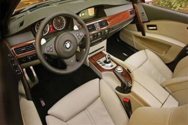 On yllk bir otomobilin koltuk ambalaj naylonlarn karmadan kullanma becerisini gsterir.