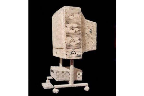 Televizyonun stn dantelli rg ile rtmektir.