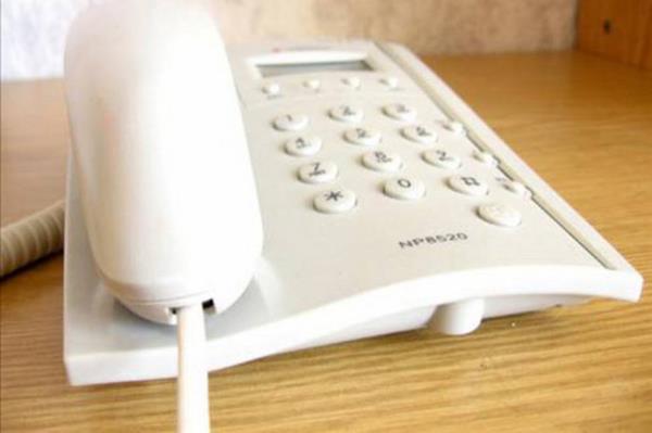 Daha birinci telefon zili aldnda telefonun bana dikilen ama amak iin ikinci kez almasn bekler.