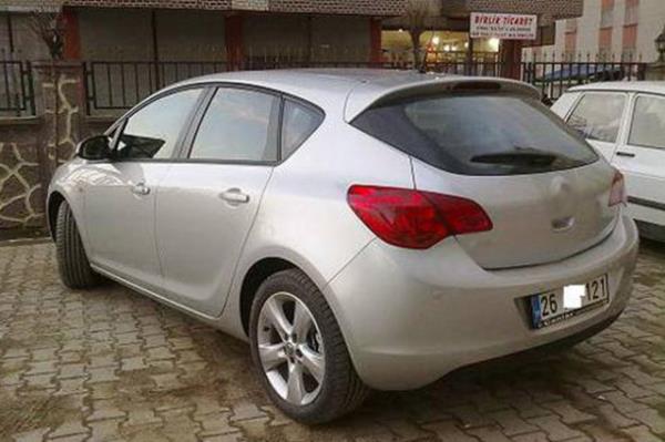 Araba kaymasn diye tekerlein altna ta koymaktr.