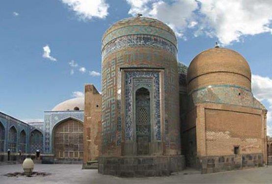 19- eyh Safi Trbesi Ortaa slam mimarisinin nadir koleksiyonlarna sahip eyh Safi Trbesi, sufizmin 7 aamasn temsil eden yedi kaps ile de dikkat eker.