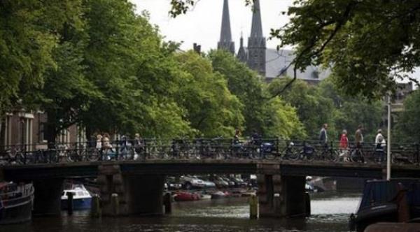 21-Hollanda'daki kanallar UNESCO daha nce listeye giren baz blgelerde ise kapsam geniletti. Hollanda'nn Amsterdam kentinin nl kanallar bunlardan... Singelgracht blgesindeki 17. yzyldan kalma kanallar bu ekilde listeye girdi.