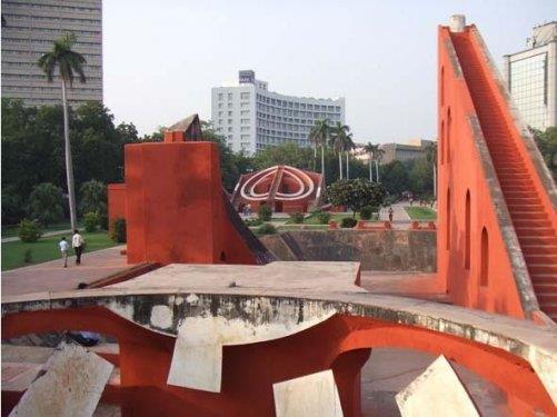 4- Jantar Mantar 18. yzylda ina edilen gzlemevi, Hindistan'n en nemli, en kapsaml ve en iyi korunmu tarihi gzlemevi olmas ile ve astronomiye verilen nemi yanstmas ile listeye dahil edildi.