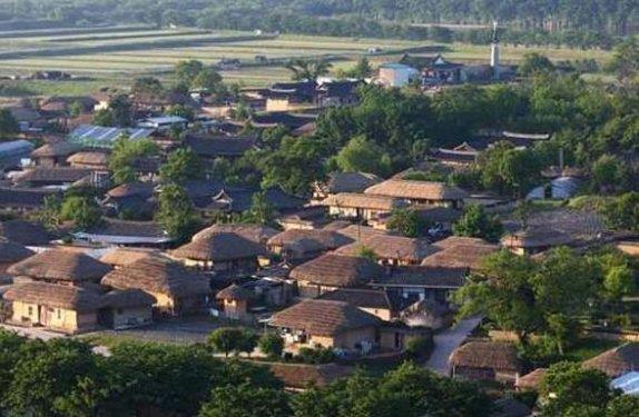 9- Hahoe ve Yangdong ky Gney Kore'de iki ky birden Konfys dneminden kalan kltr muhafaza ettikleri gerekesiyle 'Dnya Miras' oldu. Bunlardan ilki Seul'un 190 km gneydousundaki Andong'da bulunan Hahoe ky.