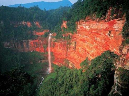 11- in'deki krmz kayalklar "Danxia" ad verilen bu krmz kayalk blge subtropikal iklim nedeniyle yl boyu yamur alyor. Krmz kum talar, mineral depolar, biraz rzgar ve de 24 milyon yllk bir zaman dilimi bu gzelliin vesilesi olmu. Blgede nesli tkenmek zere olan yaklak 400 tr barndrmas ve her mevsim yeil kalan geni yaprakl astropik ormanlara ev sahiplii yapmasyla listeye girmeye hak kazand.