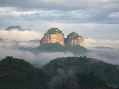12- aoguan in'in Guangdong blgesinin kuzeyinde bulunan aoguan, nefes kesici manzaralar, uurumlar ve kzl dalk topraklar ile nl. Blgede 400 ender bulunan ya da soyu tkenen tr yayor.