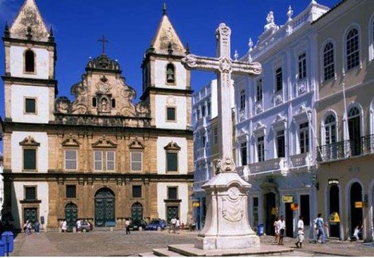 18- Sao Francisco Meydan Brezilya'da bulunan bu kompleks 18. ve 19. yzyla ait evleri ve tam merkezde bulunan eyalet saray ve kilisesi ile Fransiskan mezhebinin dolaysyla da Brezilya'daki dini mimarinin tipik bir rnei saylyor.