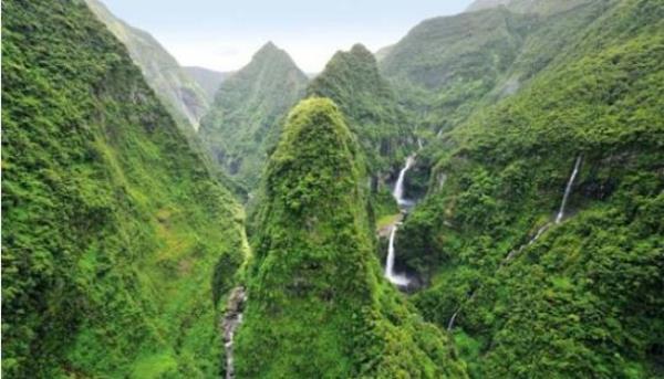 1- Reunion Adas'ndaki milli park Hint Okyanusu'ndaki Fransz topraklarndan Reunion Adas'nn milli park da listeye alnan "kltr miraslarndan" biri.