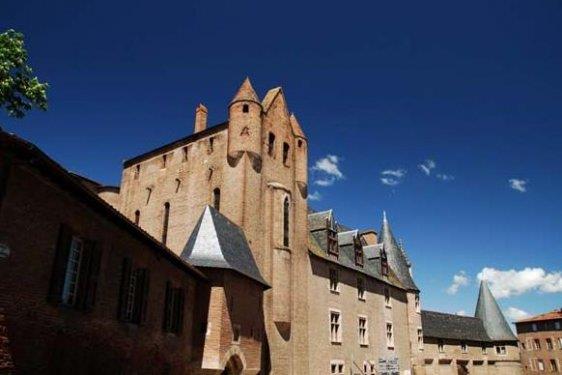 6- "Palais de la Berbie" saray Listeye dahil edilen alanlar dan bazlar zaten turistlerce ska ziyaret edilen blgeler. Fransa'nn tarihi Albi kasabas ve burada imdi Henri de Toulouse-Lautrec'in ansna bir mze olan "Palais de la Berbie" saray, buna bir rnek.