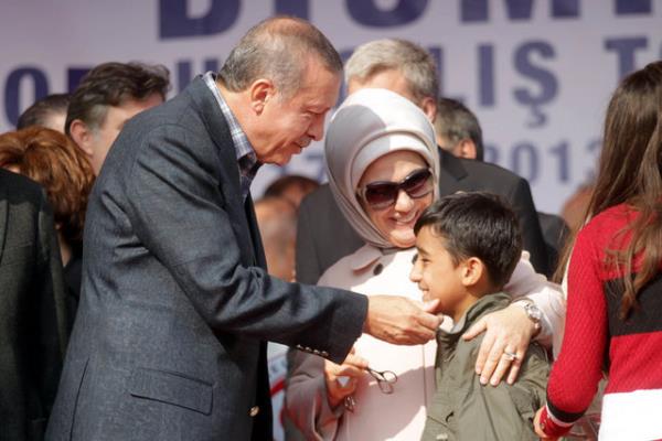 ocuk sevgisi bilinen Babakan Erdoan, katld programlarda ve ziyaretlerde onlar da ihmal etmiyor...