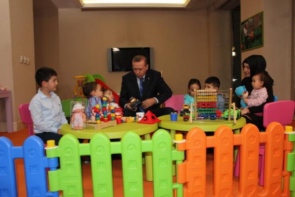 AK Parti Genel Bakan ve Babakan Recep Tayyip Erdoan, parti genel merkezindeki ocuk oyun alann gezdi.