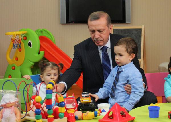 Genel Merkez fuayesinde dzenlenen oyun alanndaki ocuklarla sohbet eden Erdoan, bir ocuun kravatn gstererek, "benim kravatm izgili, senin ki renkli" demesi zerine ocuu kucana alarak bir sre sevdi.
