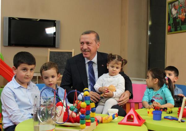 Babakan Erdoan, Genel Merkez binasnda engellilere ynelik kolaylklara da ncelik verdiklerini vurgulayarak, "Her geen gn eksiklikleri gidererek bir siyasi parti olmann tesinde halkyla btnleen bir parti olmann gereklerini yerine getiriyoruz" ifadelerini kulland.